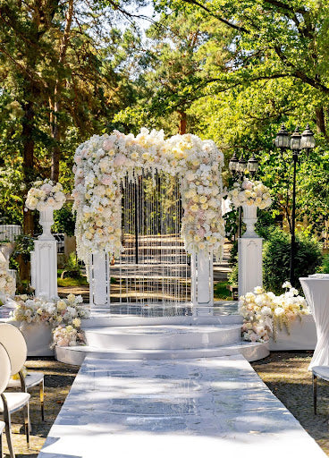 A Dazzling Celebration of Love: White and Gold Weddings that Will Take Your Breath Away